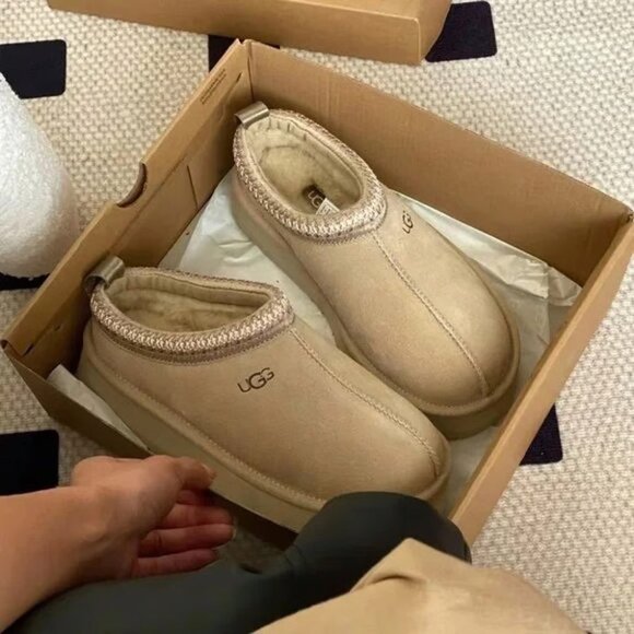 UGG Cream Platform Shoes - Picture 3 of 9